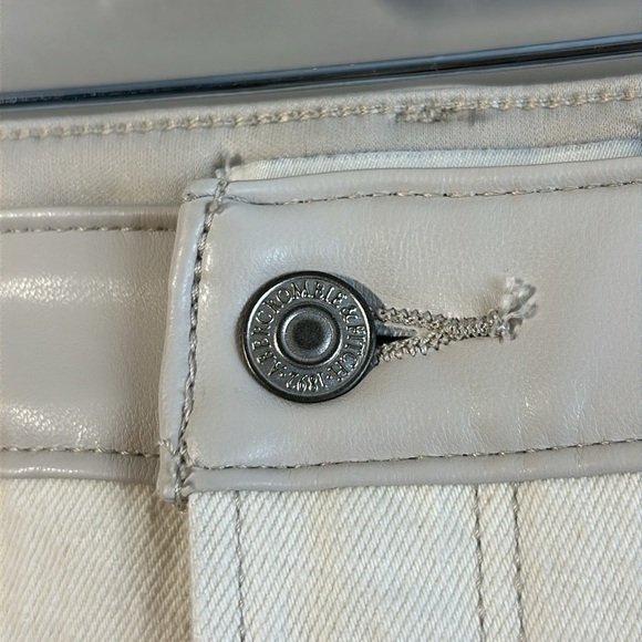 Abercrombie 90’s Straight Ultra High Rise Vegan Leather Waistband Jeans Size 20R - Picture 8 of 16